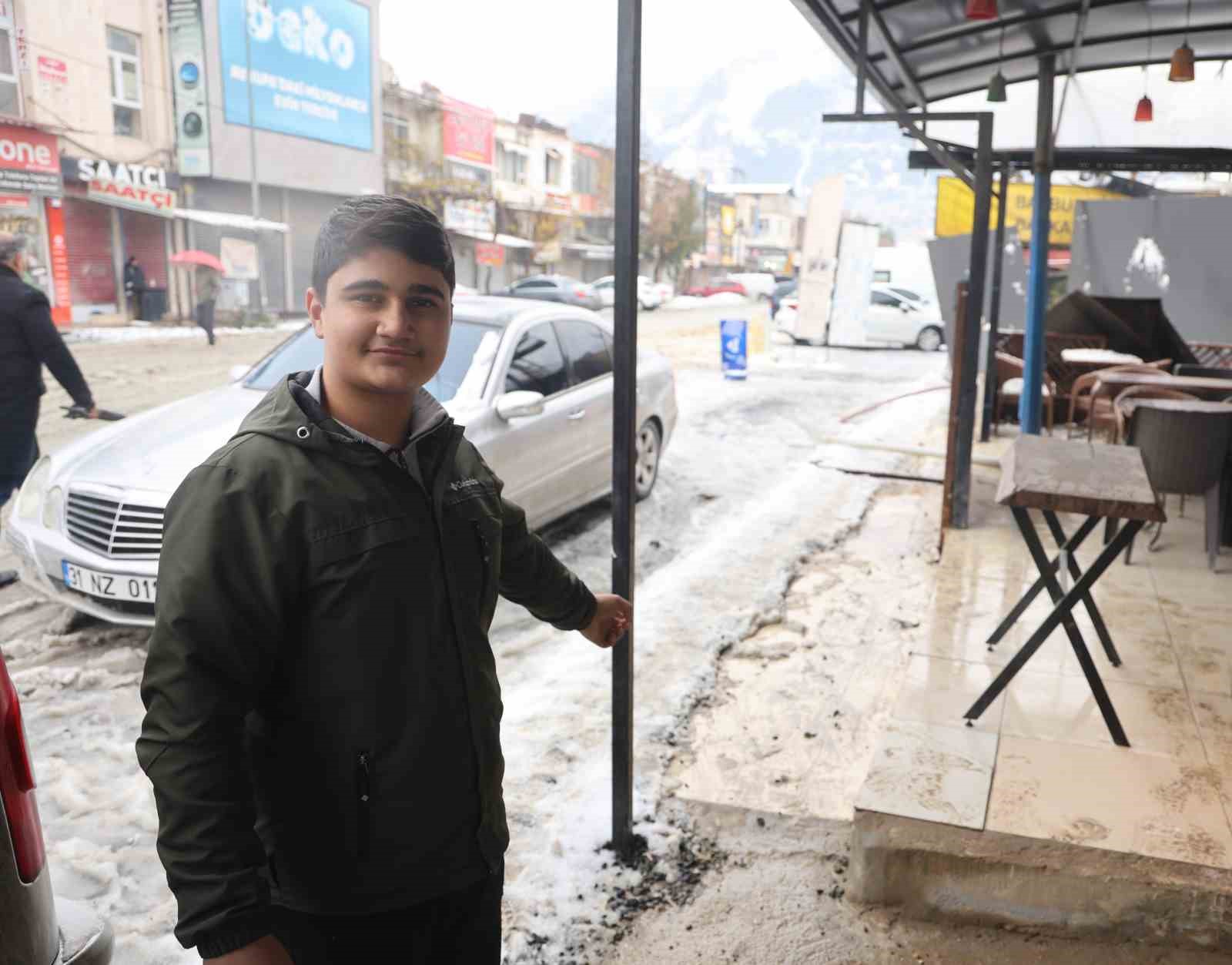 Kar yağışından dolayı kayganlaşan zemine ayağını atan yerle bir oldu
