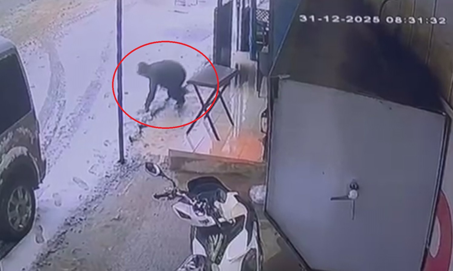 Kar yağışından dolayı kayganlaşan zemine ayağını atan yerle bir oldu
