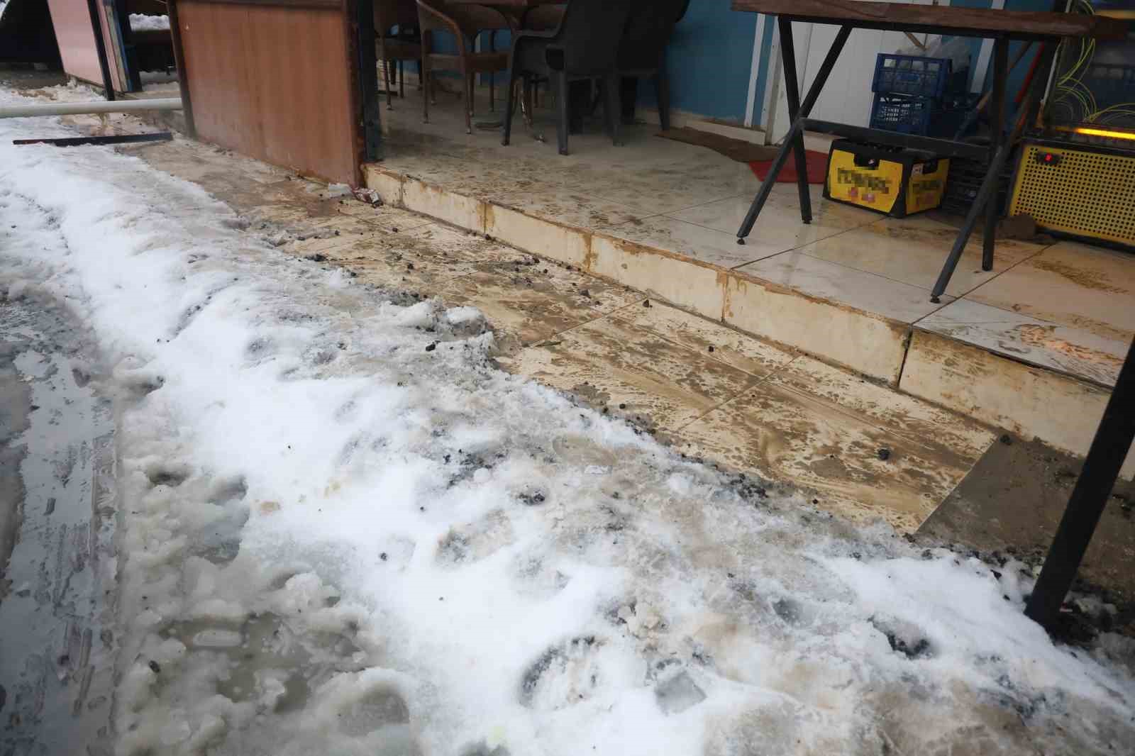 Kar yağışından dolayı kayganlaşan zemine ayağını atan yerle bir oldu
