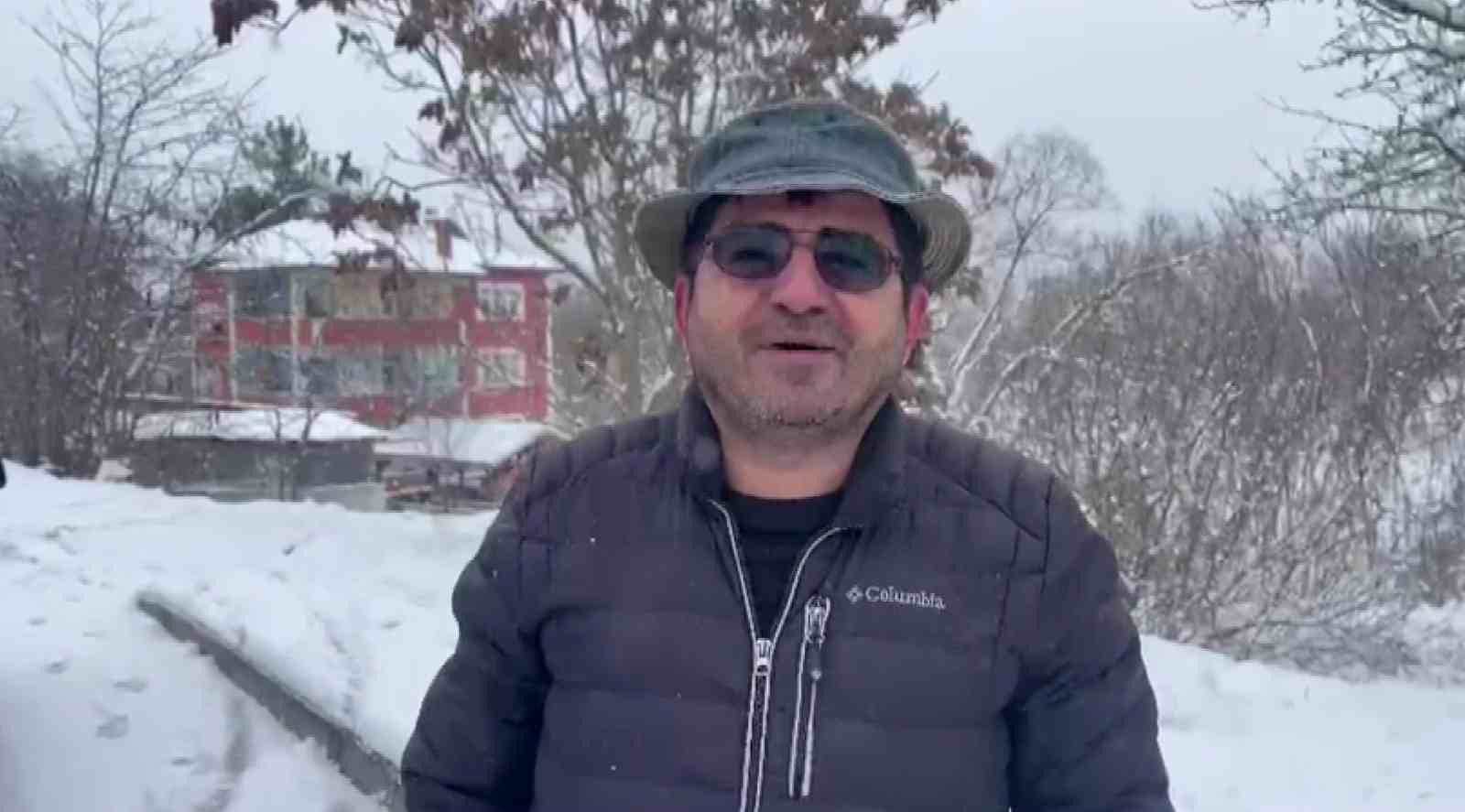 Kar yağışını aracın arkasına bağlanan kızaklarla kutladılar
