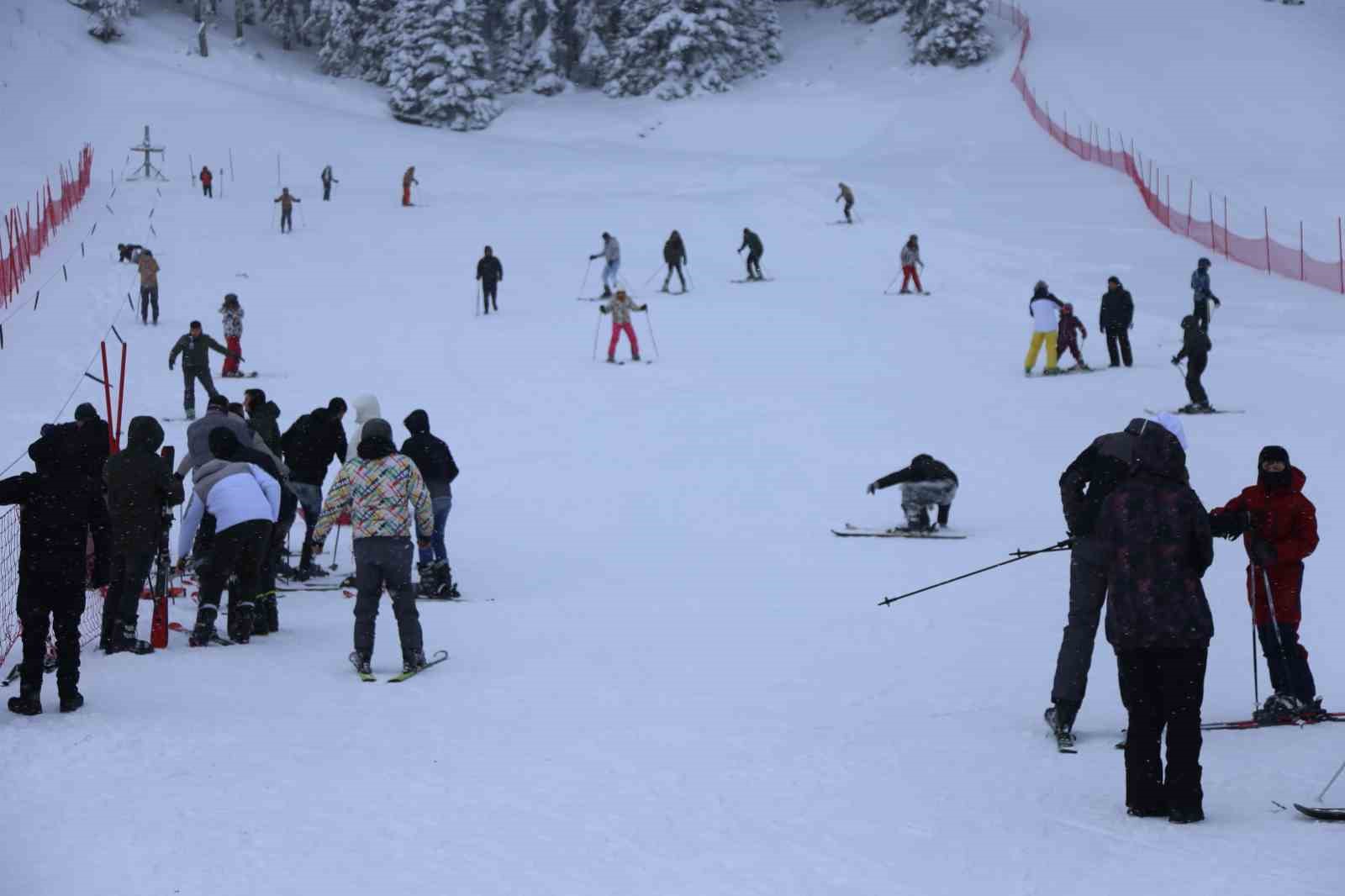 Kar yağışını fırsat bilen kayakçılar, Ilgaz Yurduntepe Kayak Merkezi’ne akın etti

