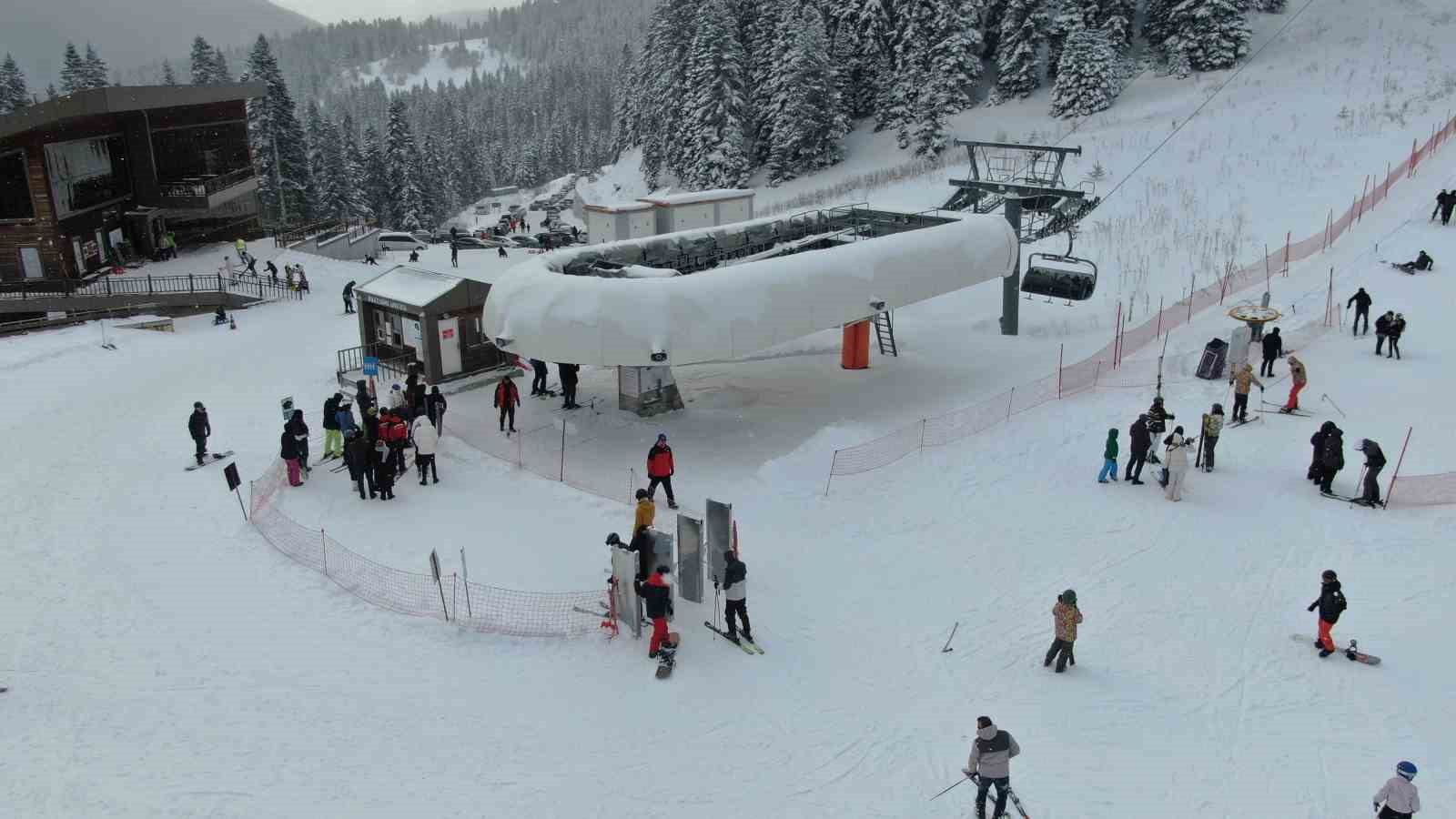 Kar yağışını fırsat bilen kayakçılar, Ilgaz Yurduntepe Kayak Merkezi’ne akın etti
