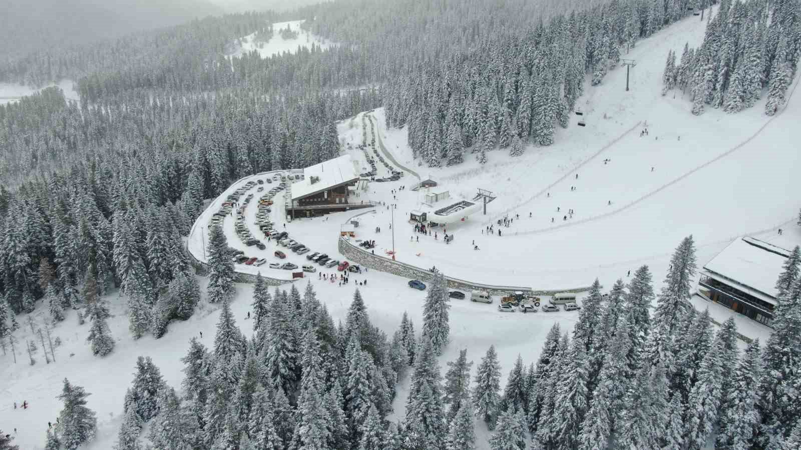 Kar yağışını fırsat bilen kayakçılar, Ilgaz Yurduntepe Kayak Merkezi’ne akın etti
