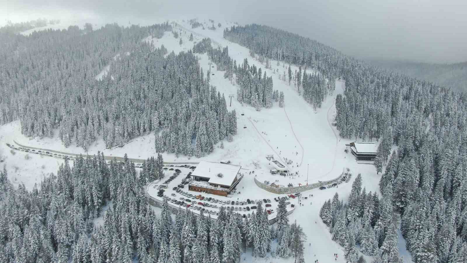 Kar yağışını fırsat bilen kayakçılar, Ilgaz Yurduntepe Kayak Merkezi’ne akın etti
