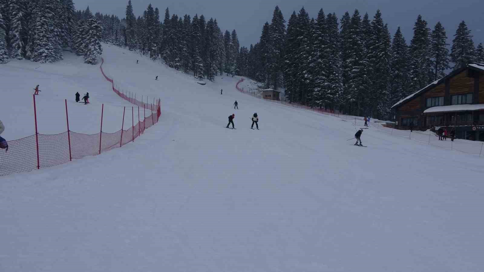 Kar yağışını fırsat bilen kayakçılar, Ilgaz Yurduntepe Kayak Merkezi’ne akın etti
