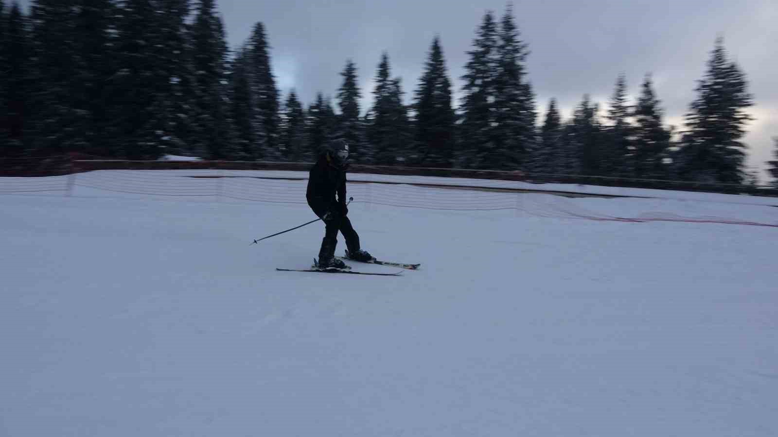 Kar yağışını fırsat bilen kayakçılar, Ilgaz Yurduntepe Kayak Merkezi’ne akın etti

