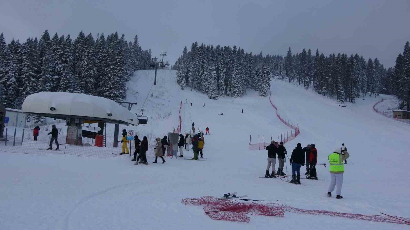 Kar yağışını fırsat bilen kayakçılar, Ilgaz Yurduntepe Kayak Merkezi’ne akın etti
