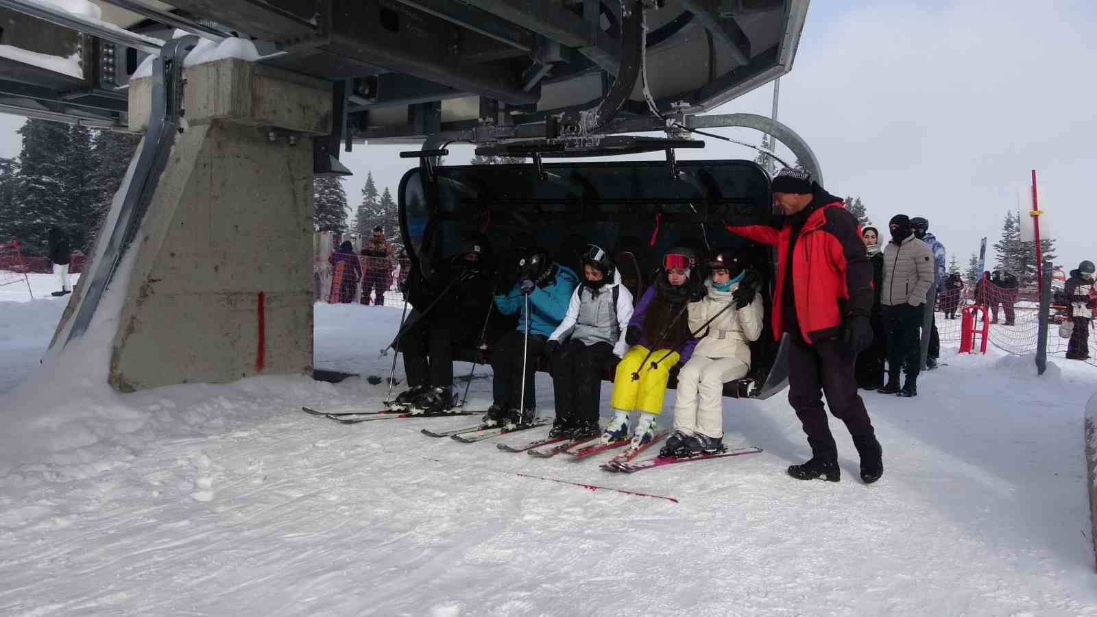 Kar yağışını fırsat bilen kayakçılar, Ilgaz Yurduntepe Kayak Merkezi’ne akın etti
