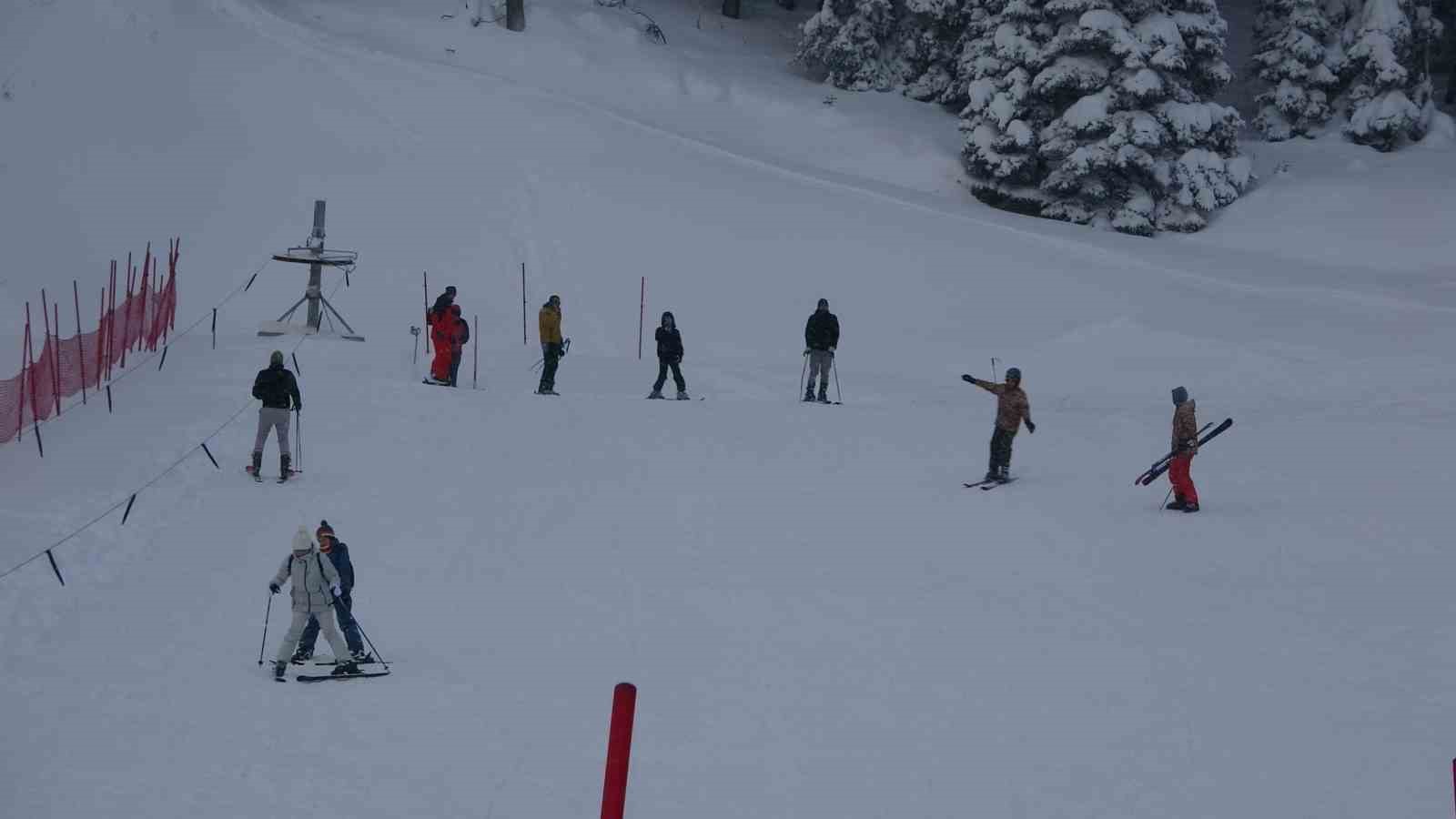 Kar yağışını fırsat bilen kayakçılar, Ilgaz Yurduntepe Kayak Merkezi’ne akın etti

