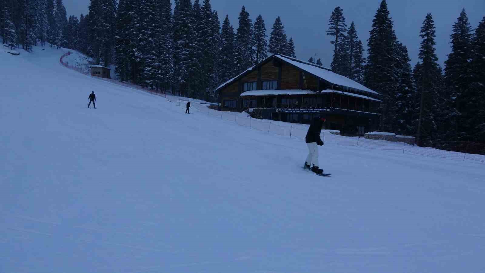 Kar yağışını fırsat bilen kayakçılar, Ilgaz Yurduntepe Kayak Merkezi’ne akın etti
