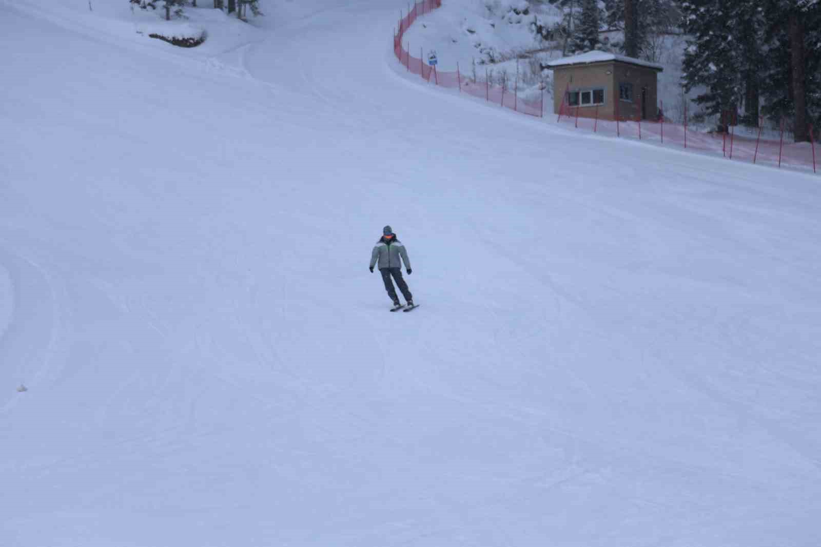 Kar yağışını fırsat bilen kayakçılar, Ilgaz Yurduntepe Kayak Merkezi’ne akın etti
