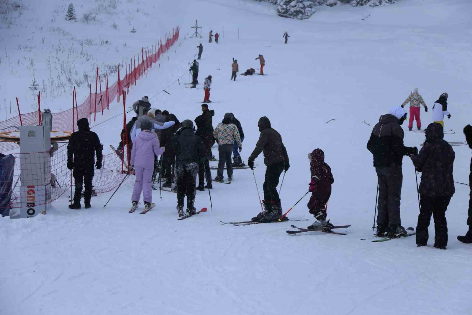 Kar yağışını fırsat bilen kayakçılar, Ilgaz Yurduntepe Kayak Merkezi’ne akın etti
