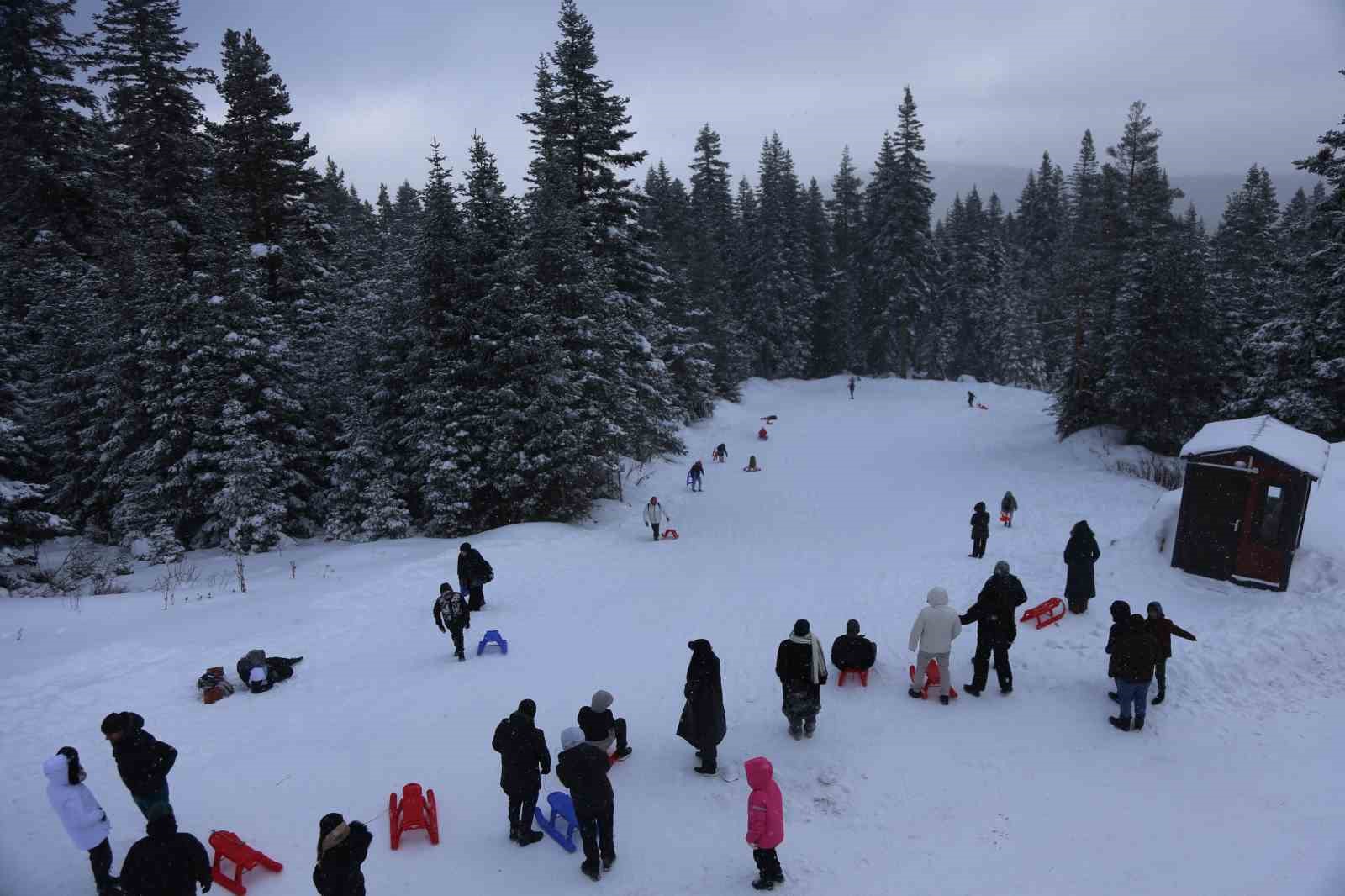 Kar yağışını fırsat bilen kayakçılar, Ilgaz Yurduntepe Kayak Merkezi’ne akın etti

