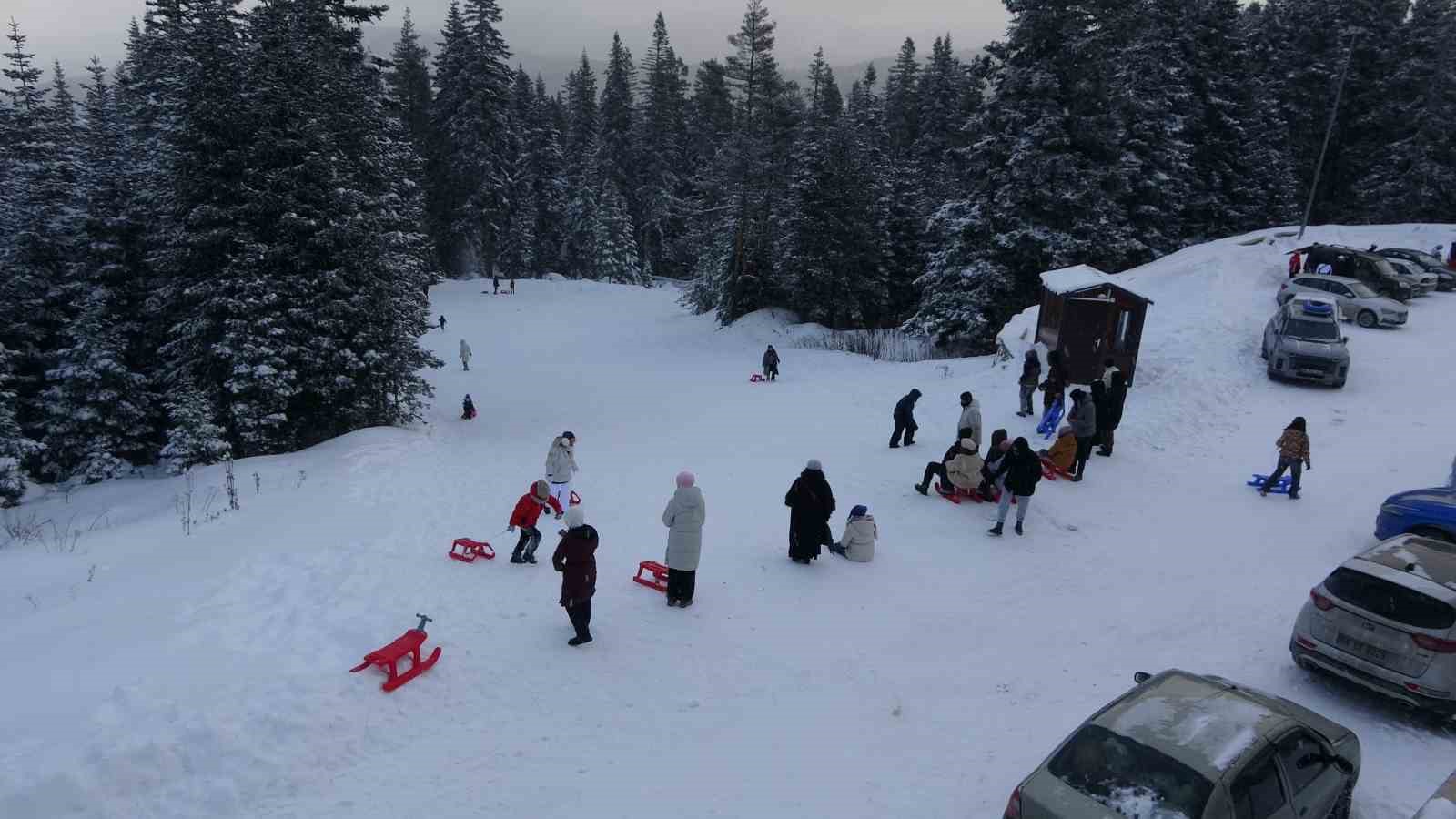 Kar yağışını fırsat bilen kayakçılar, Ilgaz Yurduntepe Kayak Merkezi’ne akın etti
