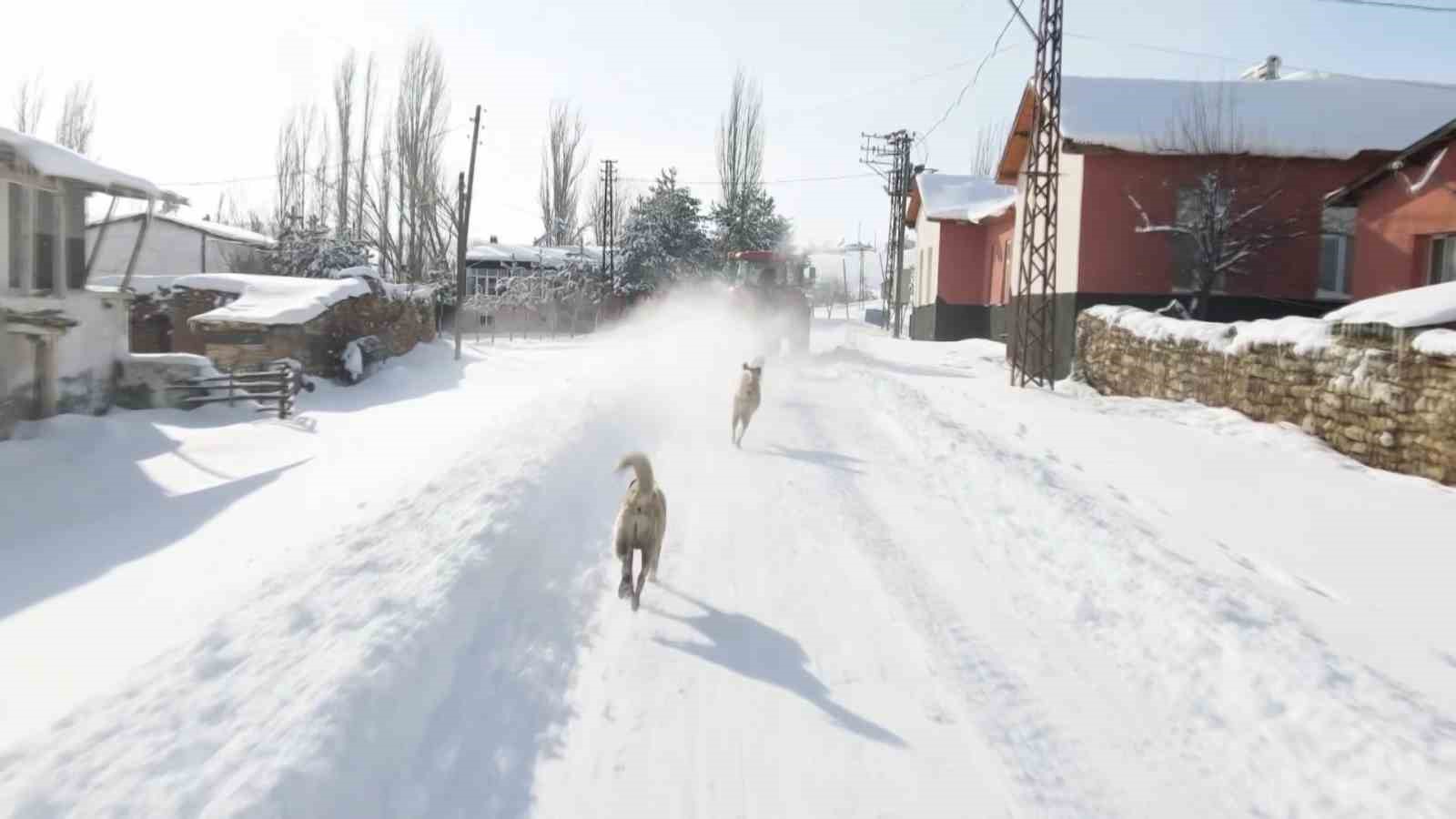Kar yağışını fırsata çevirdiler, traktörün arkasında kayarak eğlendiler
