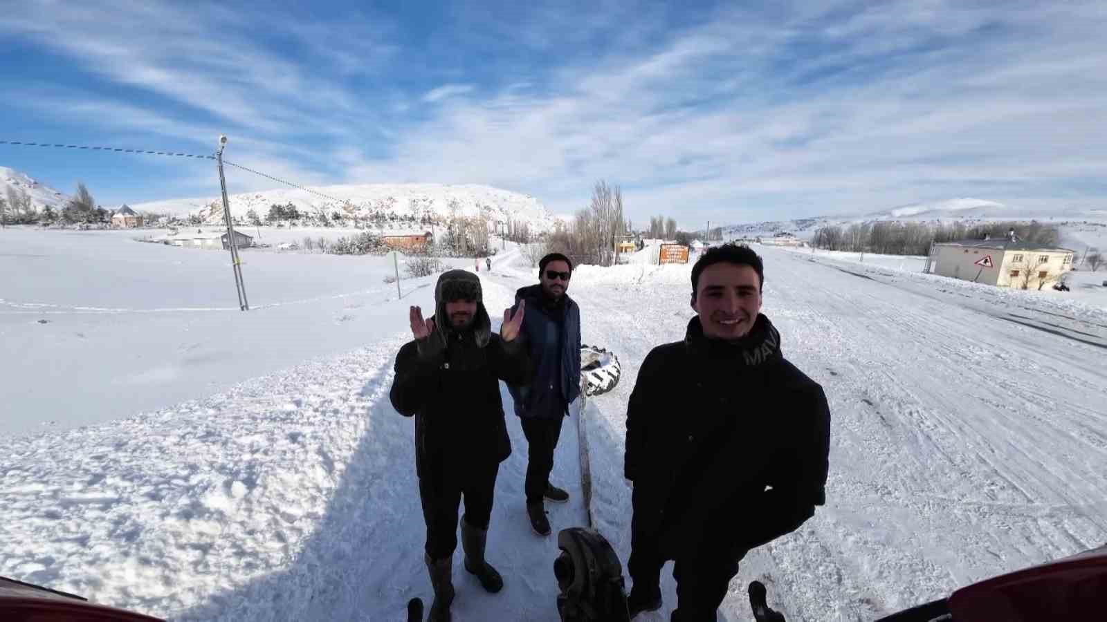 Kar yağışını fırsata çevirdiler, traktörün arkasında kayarak eğlendiler
