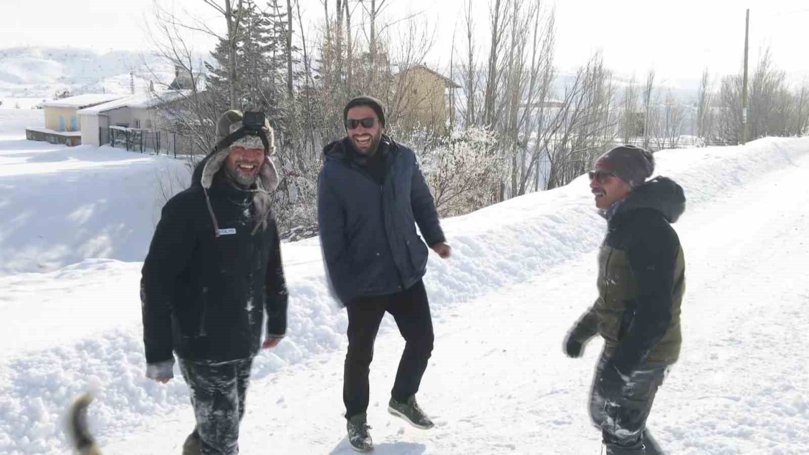 Kar yağışını fırsata çevirdiler, traktörün arkasında kayarak eğlendiler
