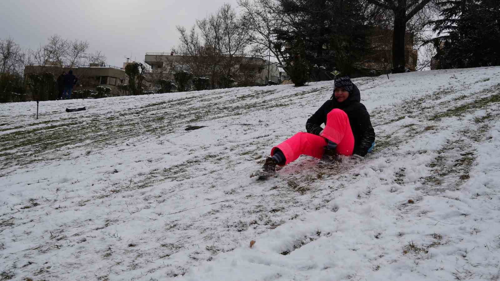 Kar yağışını fırsata çeviren Ankaralılar parklara akın etti
