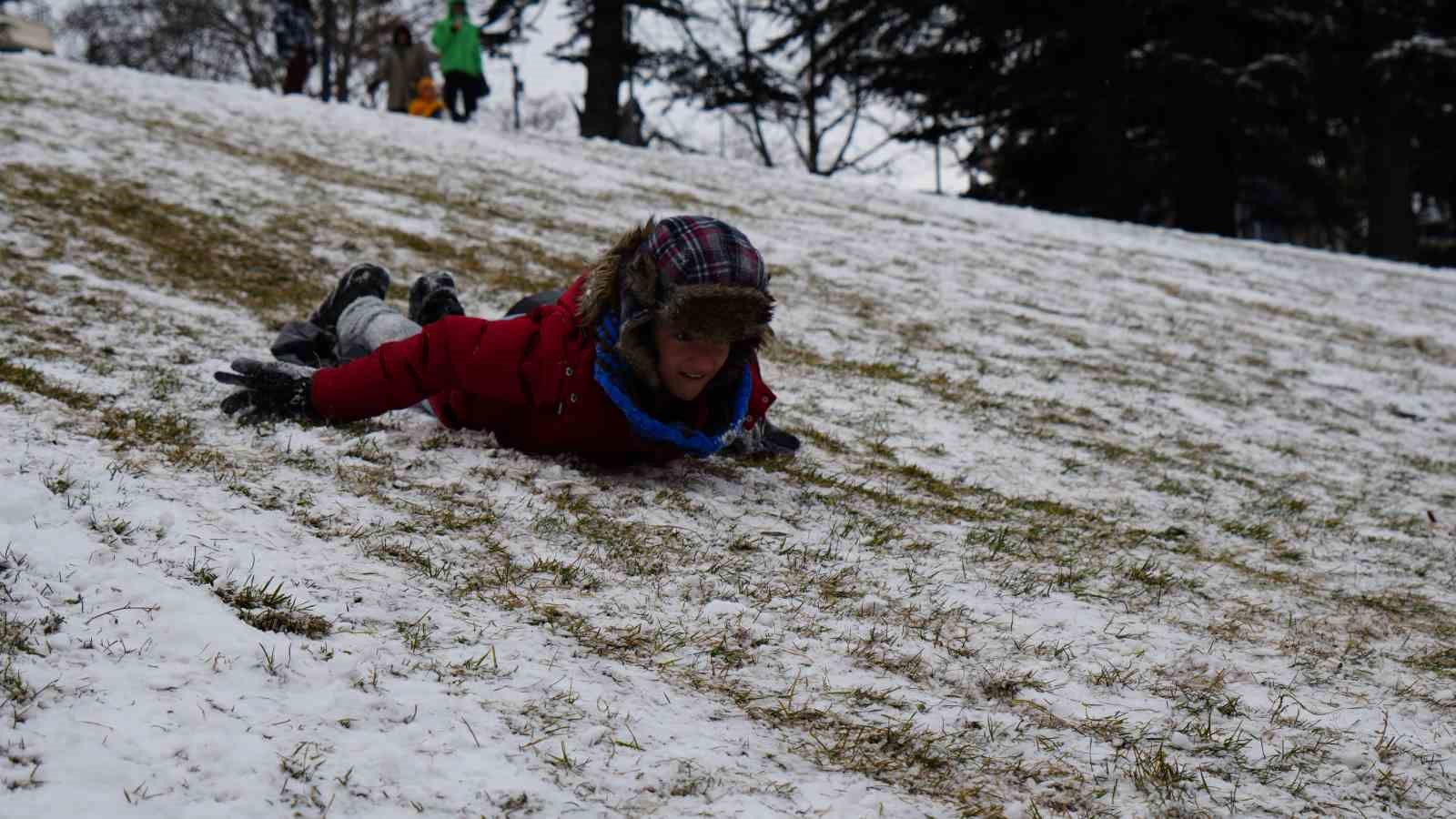 Kar yağışını fırsata çeviren Ankaralılar parklara akın etti
