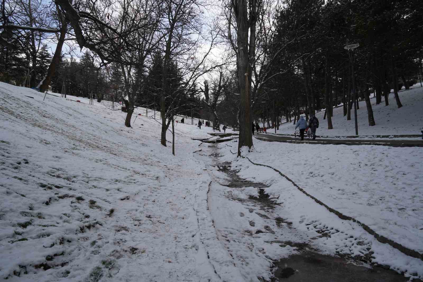 Kar yağışını fırsata çeviren Ankaralılar parklara akın etti

