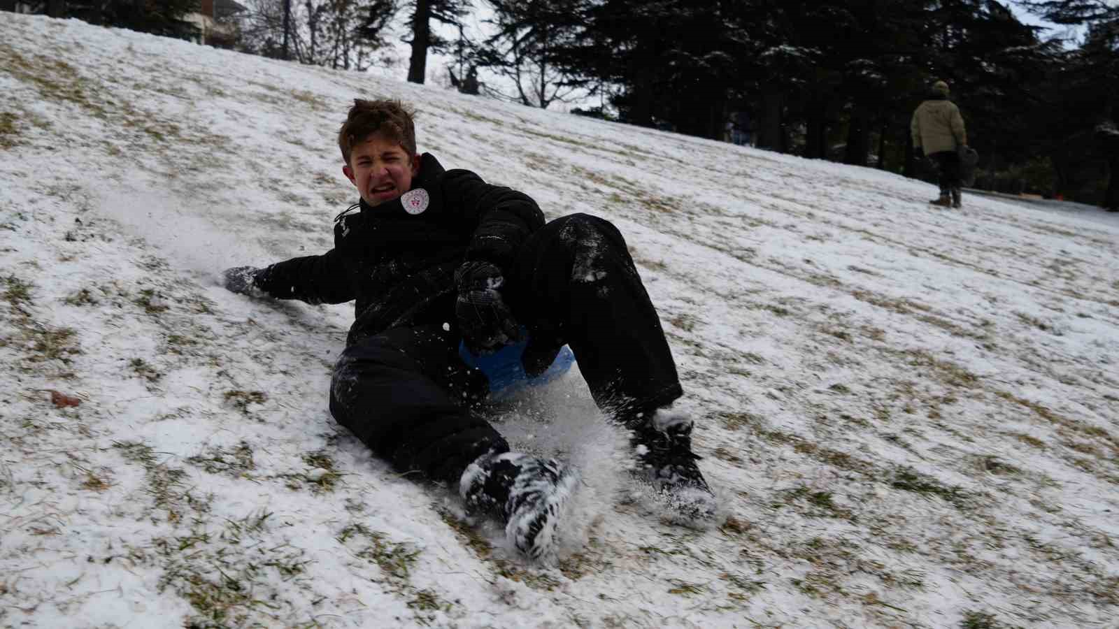 Kar yağışını fırsata çeviren Ankaralılar parklara akın etti
