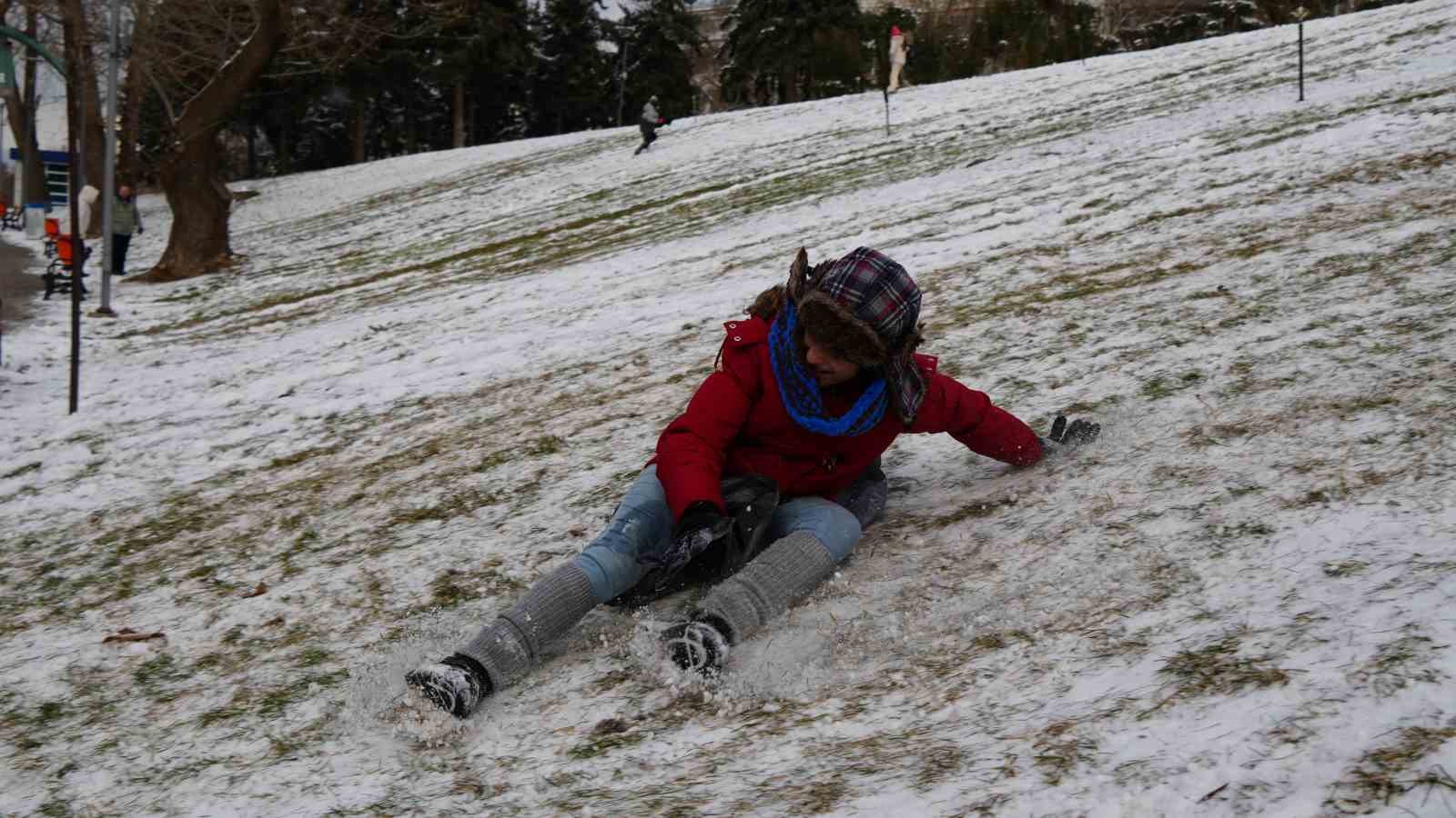 Kar yağışını fırsata çeviren Ankaralılar parklara akın etti
