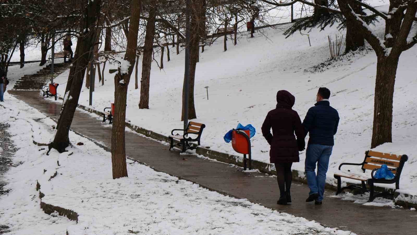 Kar yağışını fırsata çeviren Ankaralılar parklara akın etti
