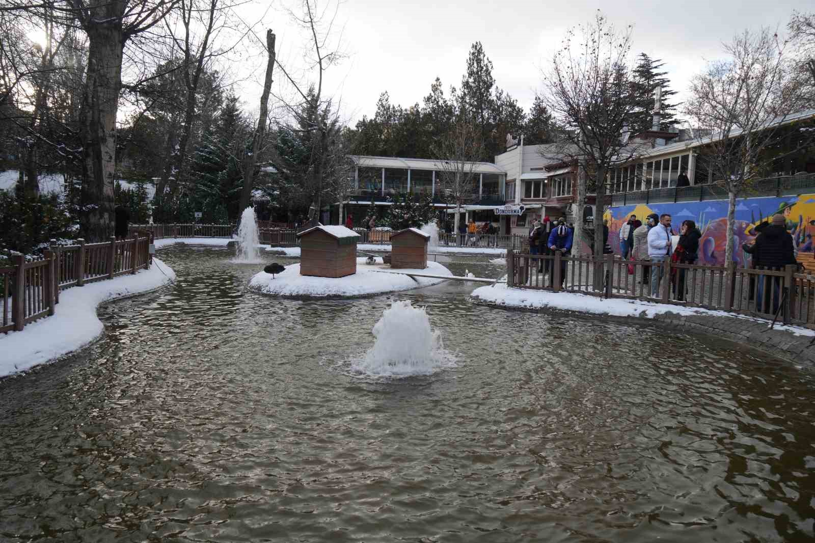 Kar yağışını fırsata çeviren Ankaralılar parklara akın etti

