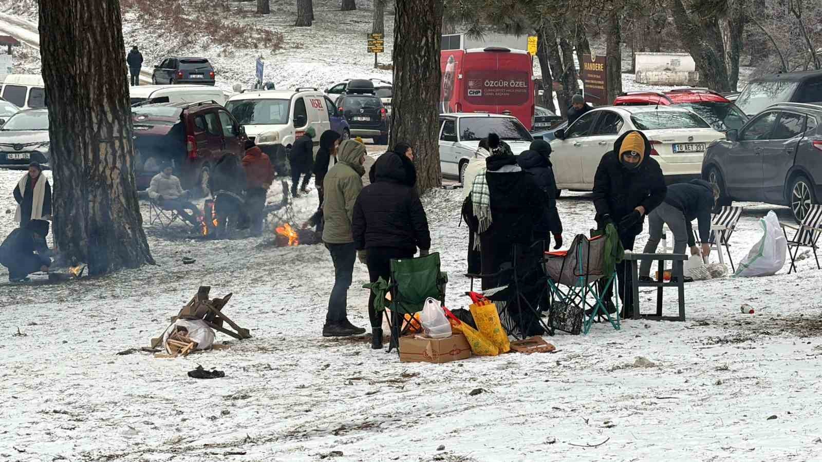 Kar yağışını göbek atarak kutladılar

