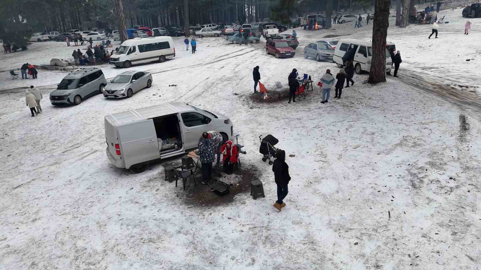 Kar yağışını göbek atarak kutladılar
