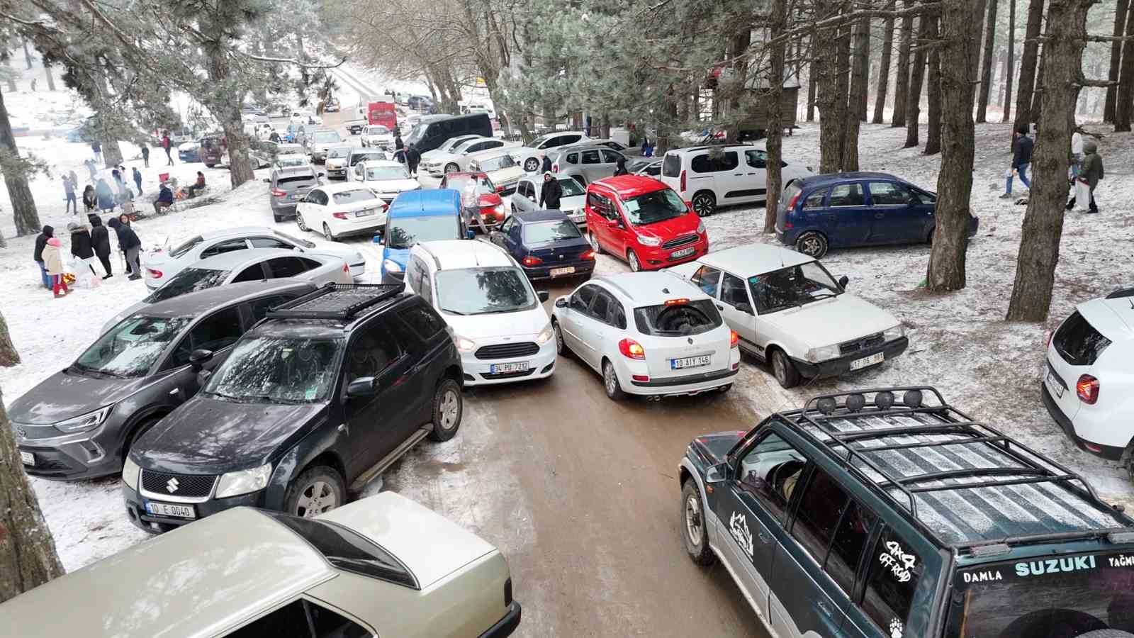 Kar yağışını göbek atarak kutladılar
