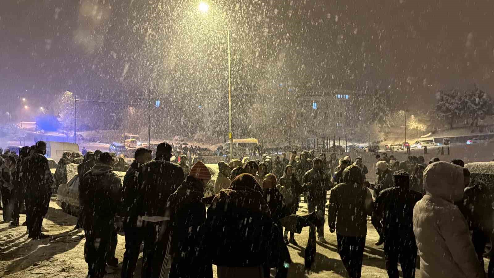 Kar yağışını horon ve halay oynayarak karşıladılar
