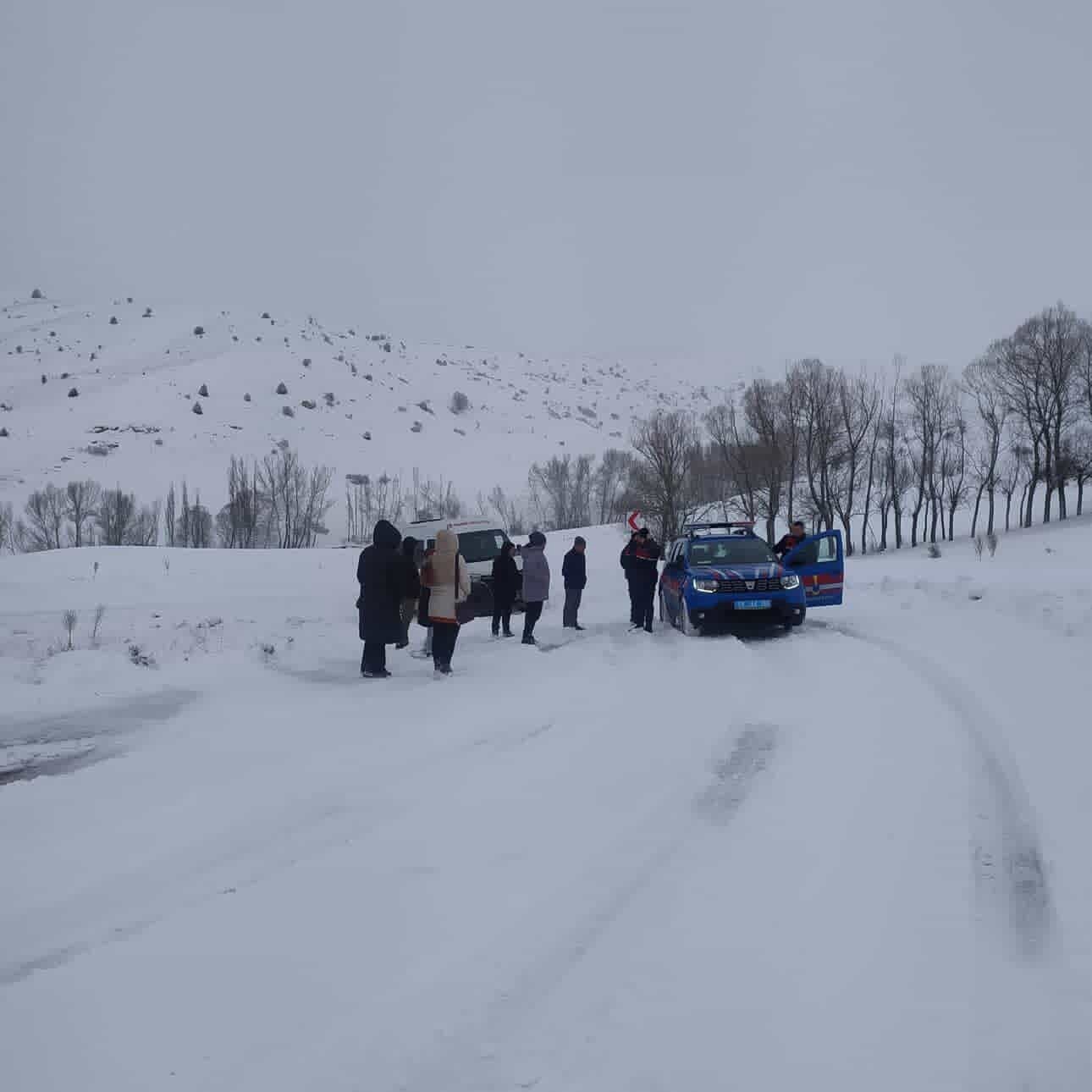 Kar yolları kapattı, öğretmenler yolda kaldı

