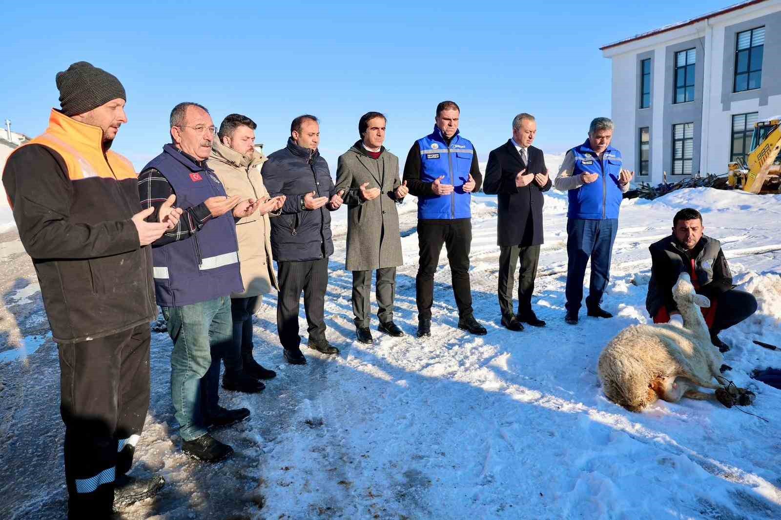 ‘Kar zahmet değil rahmet’ dediler, şükür koyunu kestiler
