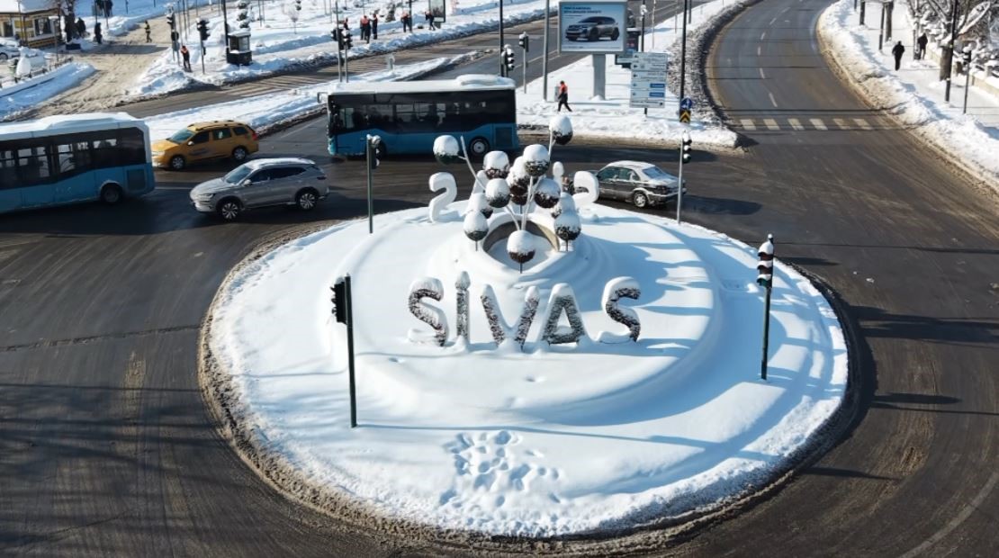 ‘Kar zahmet değil rahmet’ dediler, şükür koyunu kestiler
