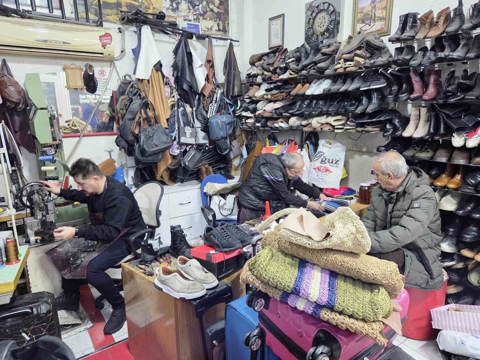 Kara kış ayakkabı tamircilerini ısıttı
