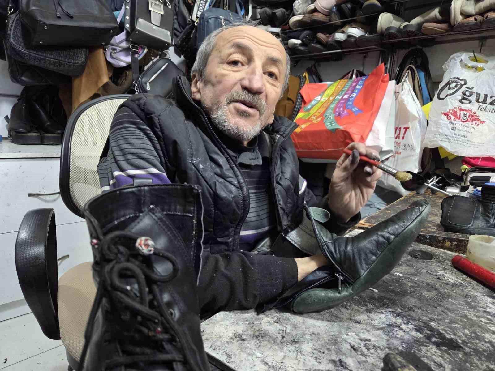 Kara kış ayakkabı tamircilerini ısıttı
