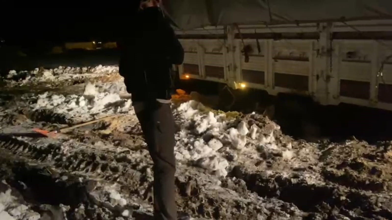 Kara saplanan araç, belediye ekipleri tarafından kurtarıldı
