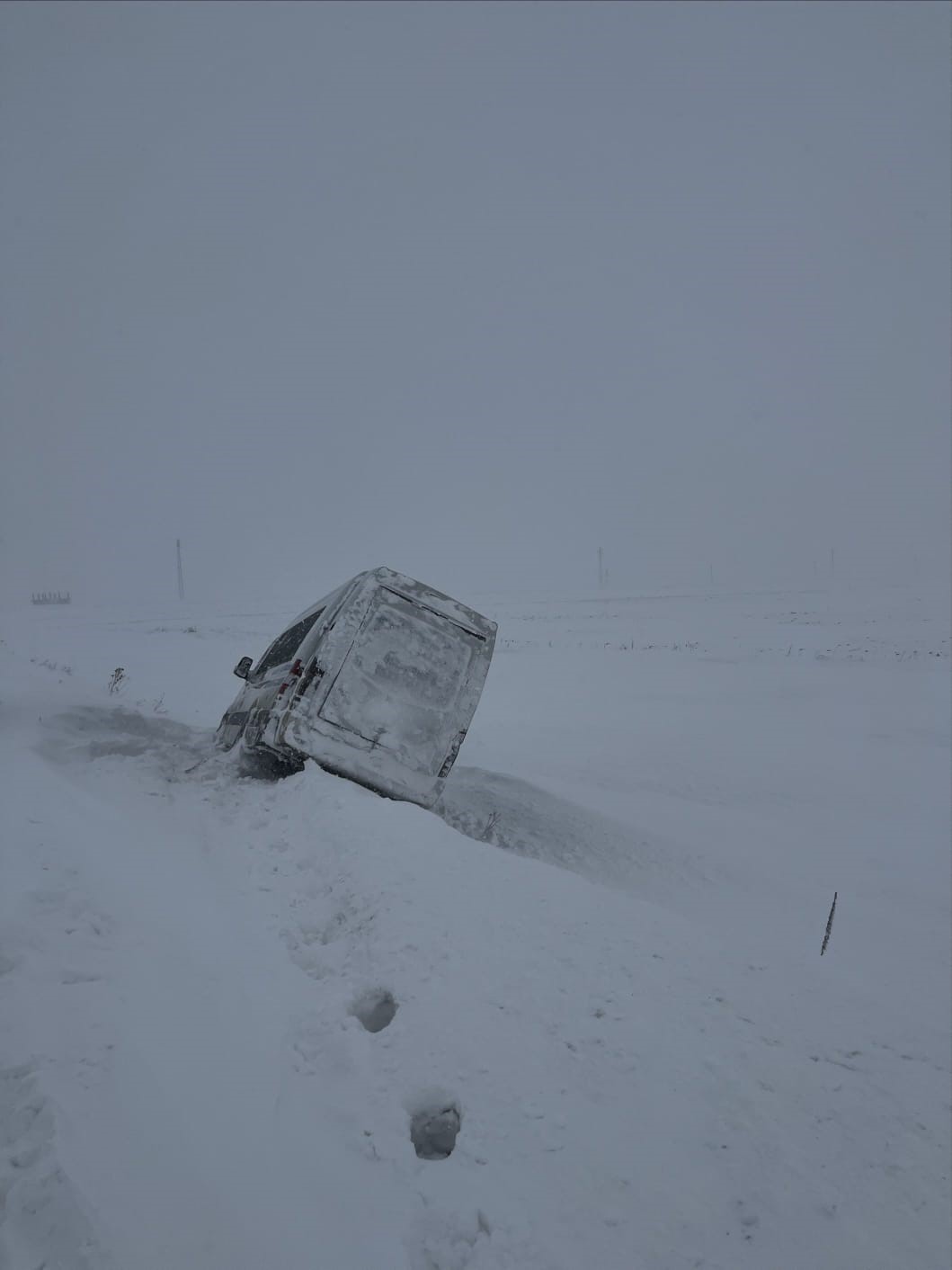 Kara saplanan minibüsteki yolcuları jandarma kurtardı
