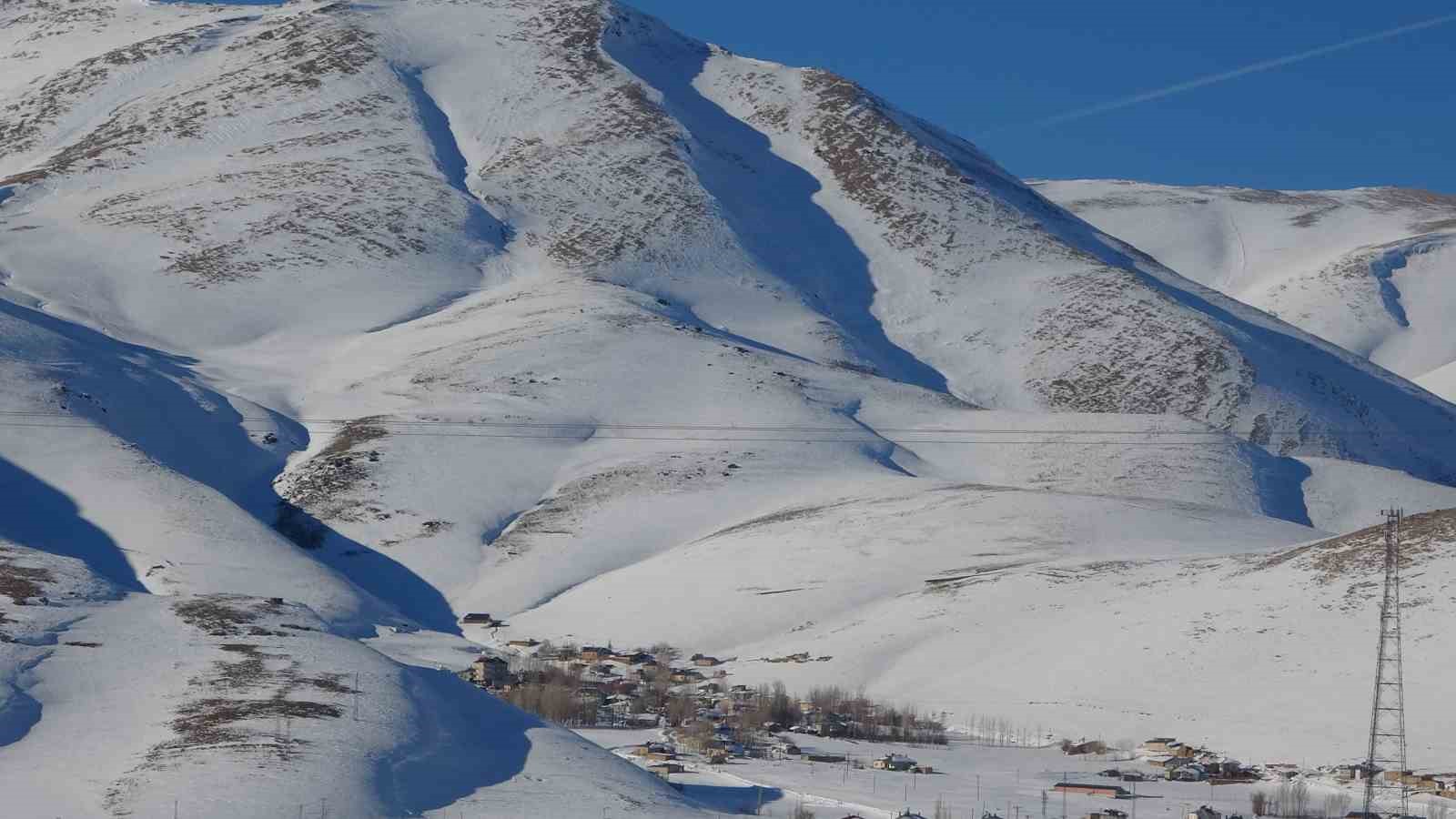 Karabet Geçidi’nde kar kalınlığı 2 metreyi geçti

