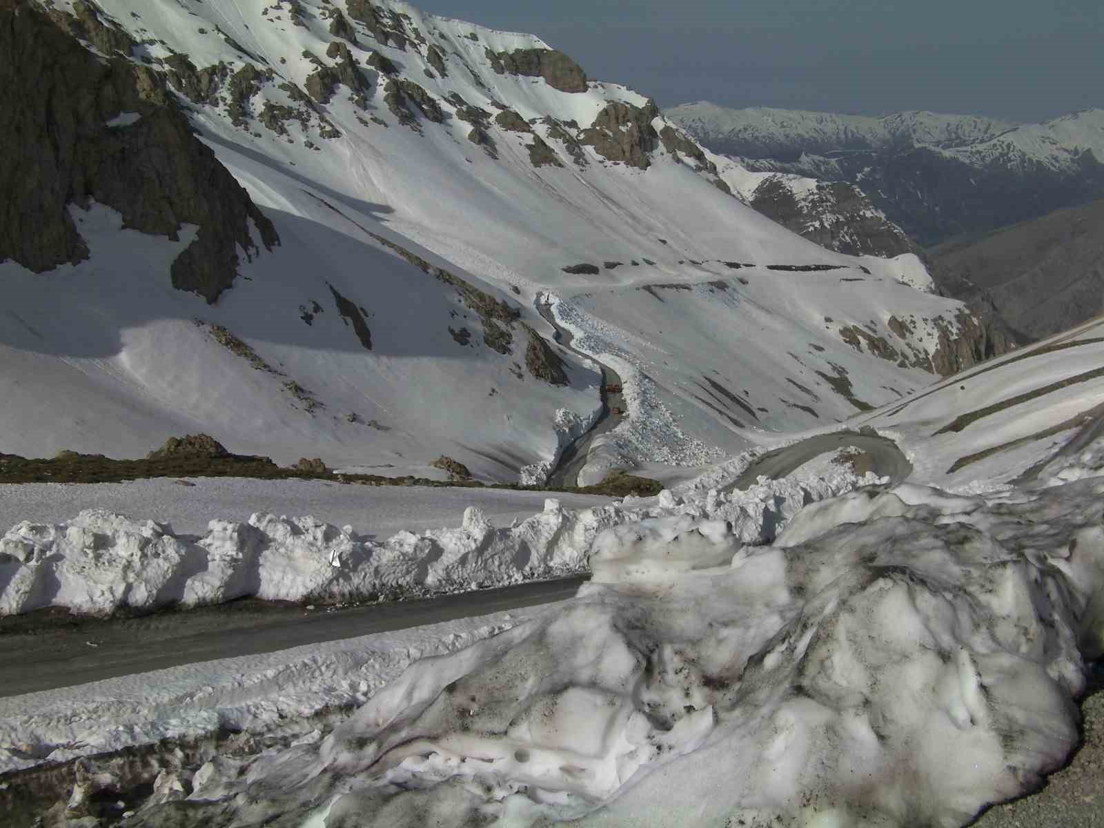 Karabet Geçidi’nde kar kalınlığı 2 metreyi geçti
