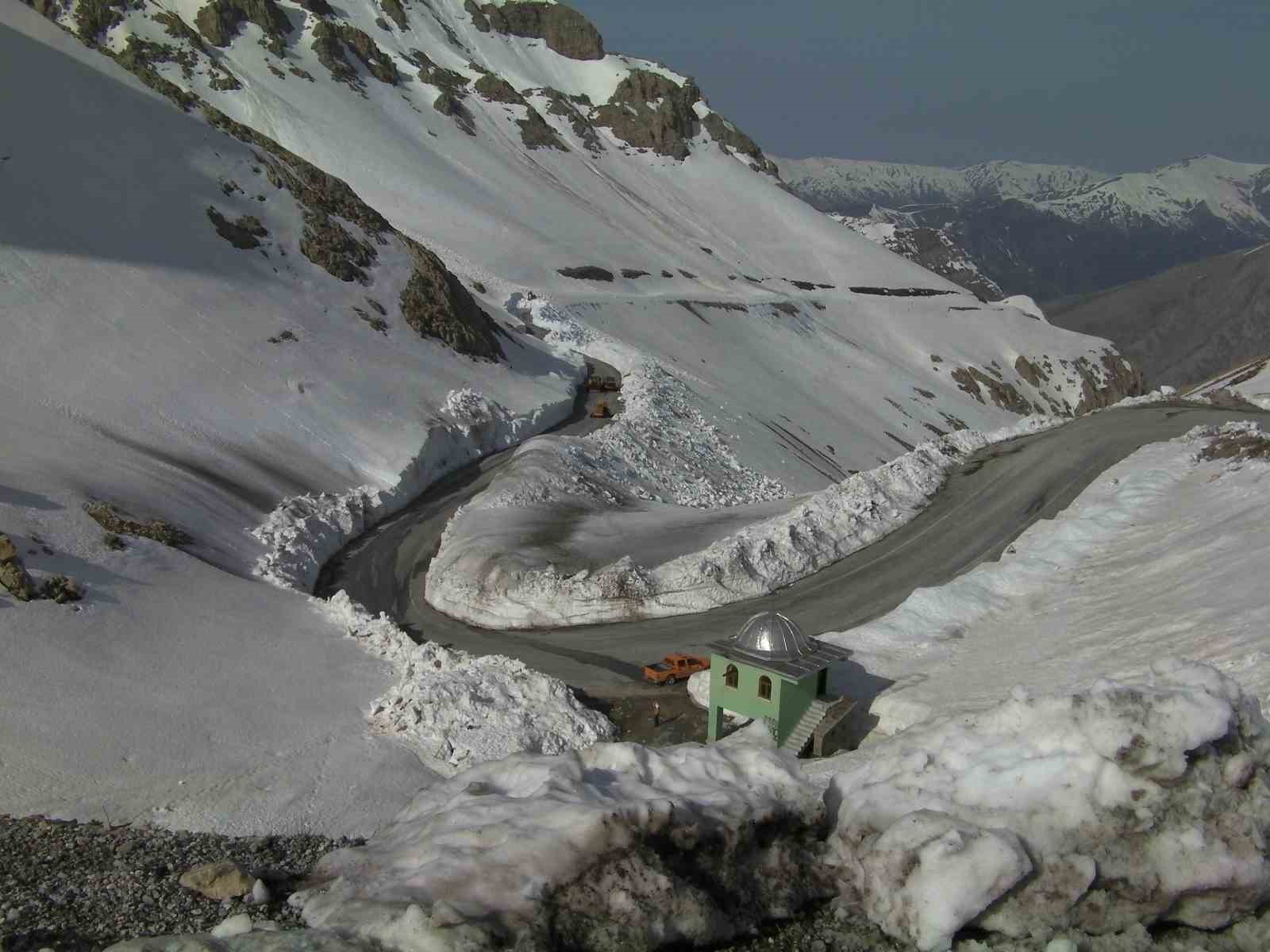 Karabet Geçidi’nde kar kalınlığı 2 metreyi geçti
