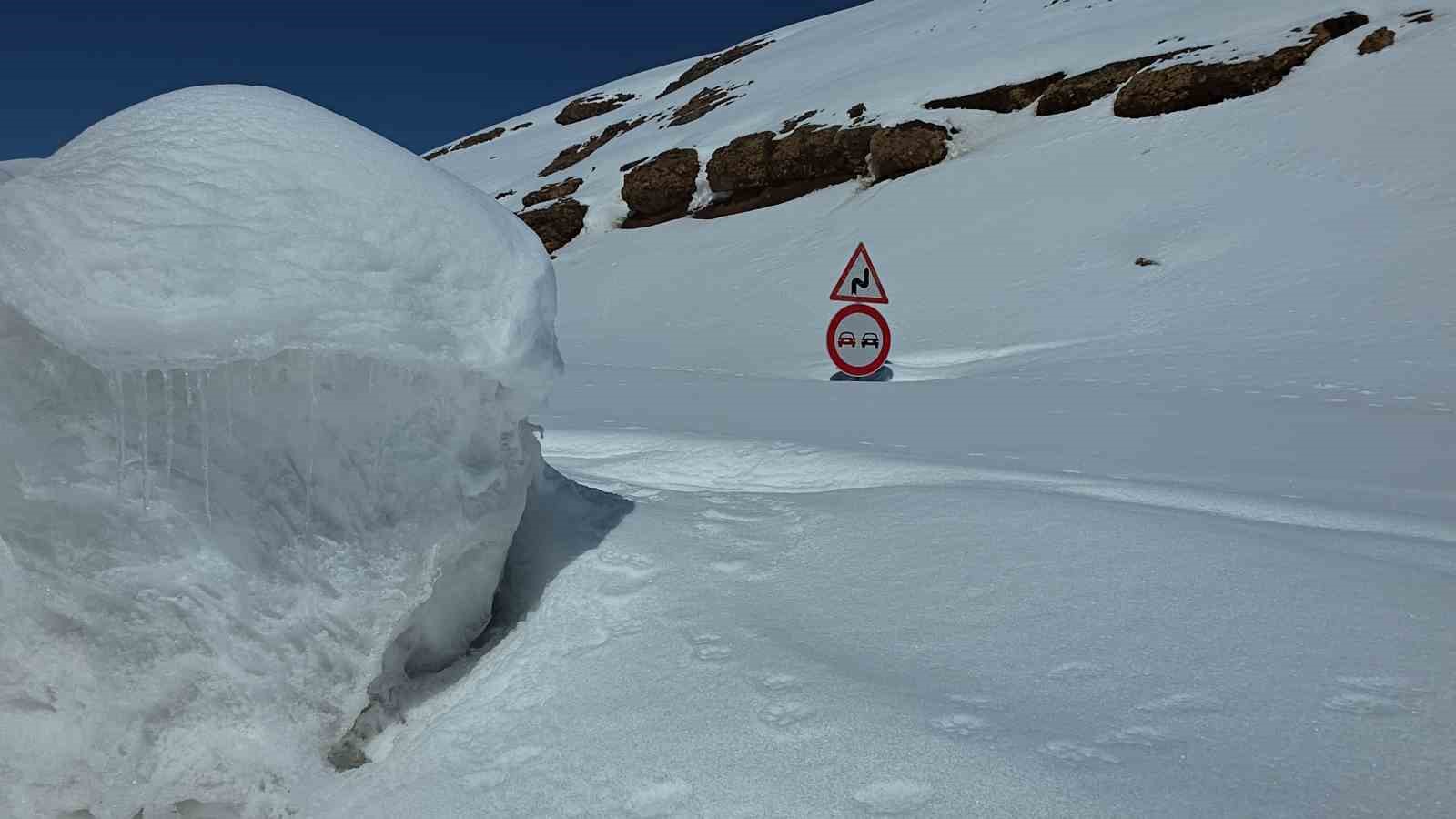 Karabet Geçidi’nde kar kalınlığı 3 metre 52 santim oldu
