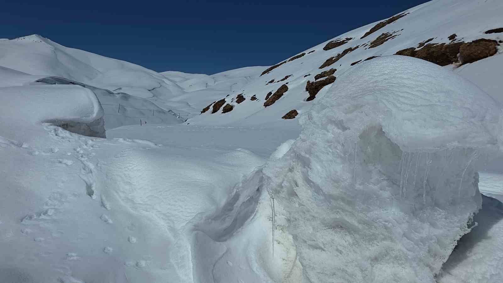 Karabet Geçidi’nde kar kalınlığı 3 metre 52 santim oldu
