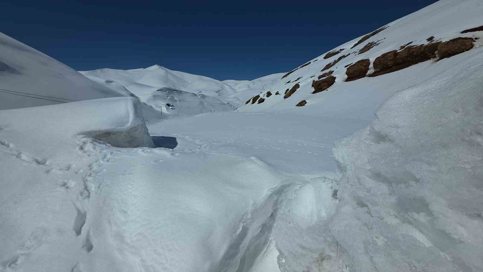 Karabet Geçidi’nde kar kalınlığı 3 metre 52 santim oldu
