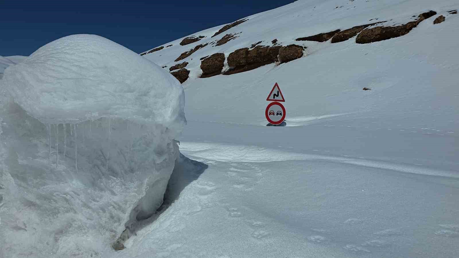 Karabet Geçidi’nde kar kalınlığı 3 metre 52 santim oldu
