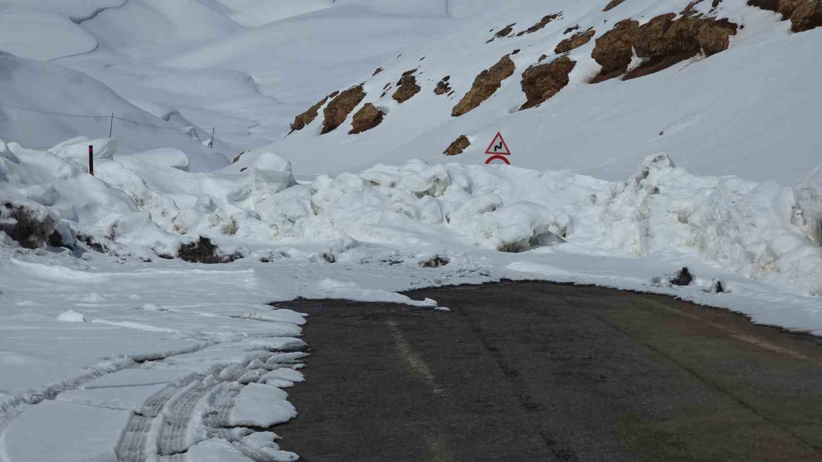 Karabet Geçidi’nde kar kalınlığı 3 metre 52 santim oldu
