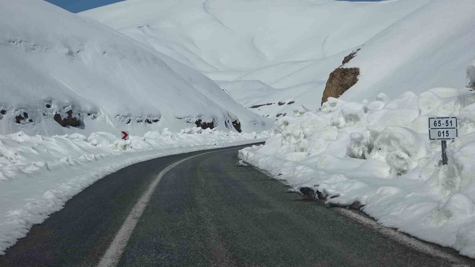 Karabet Geçidi’nde kar kalınlığı 3 metre 52 santim oldu
