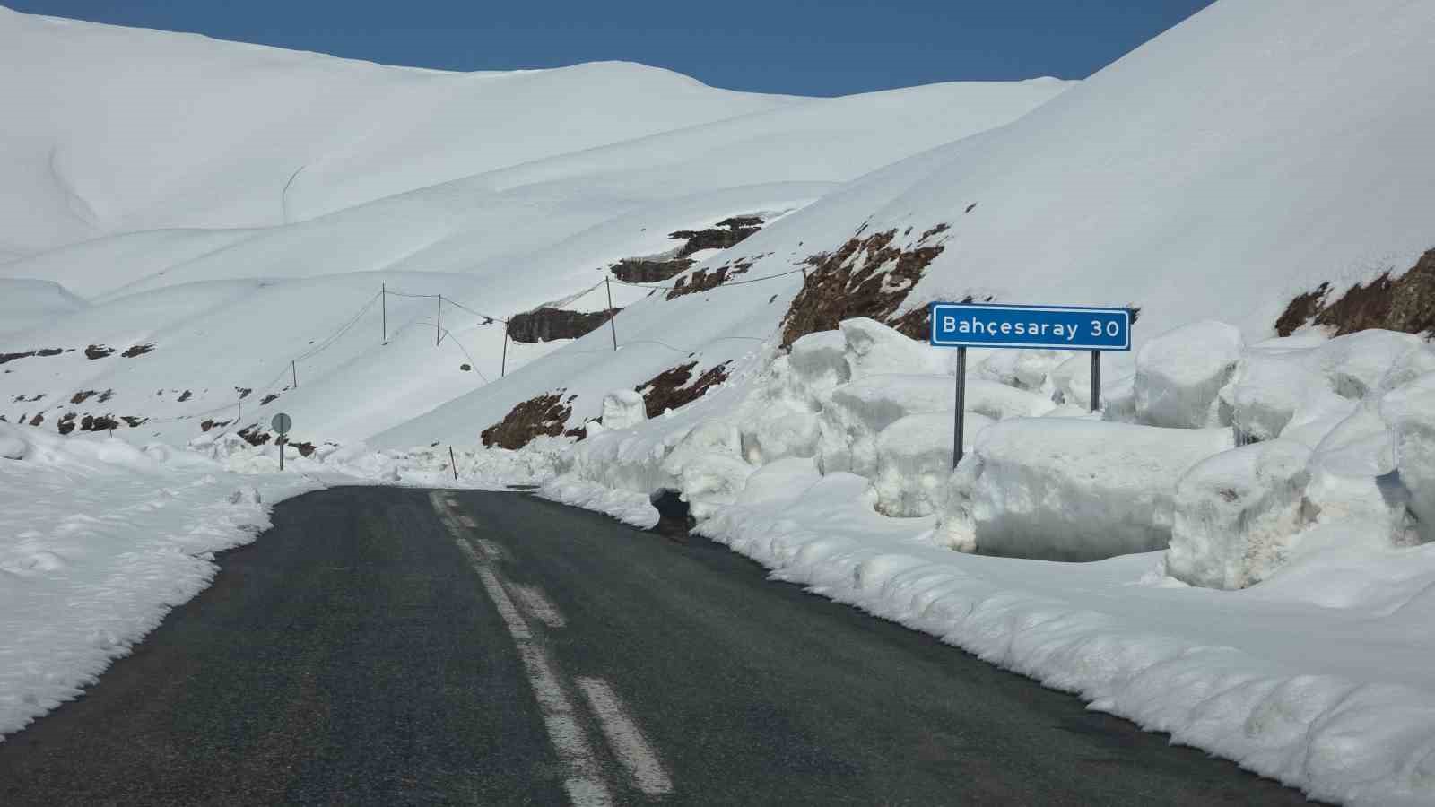Karabet Geçidi’nde kar kalınlığı 3 metre 52 santim oldu
