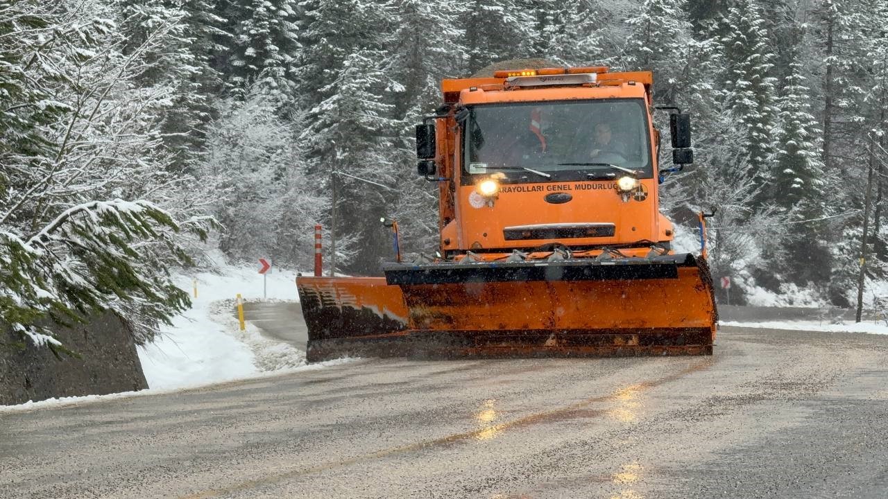 Karabük-Bartın kara yolunda bulunan 1030 rakımlı Ahmet Usta geçidi yeniden beyaz örtüyle kaplandı
